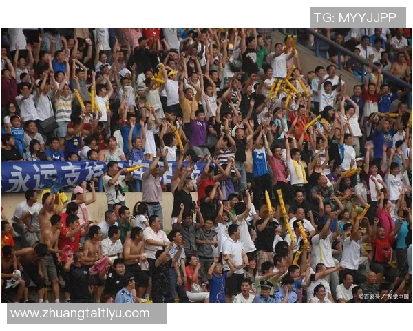 当足球明星冲向看台瞬间引发的狂热与感动背后的故事